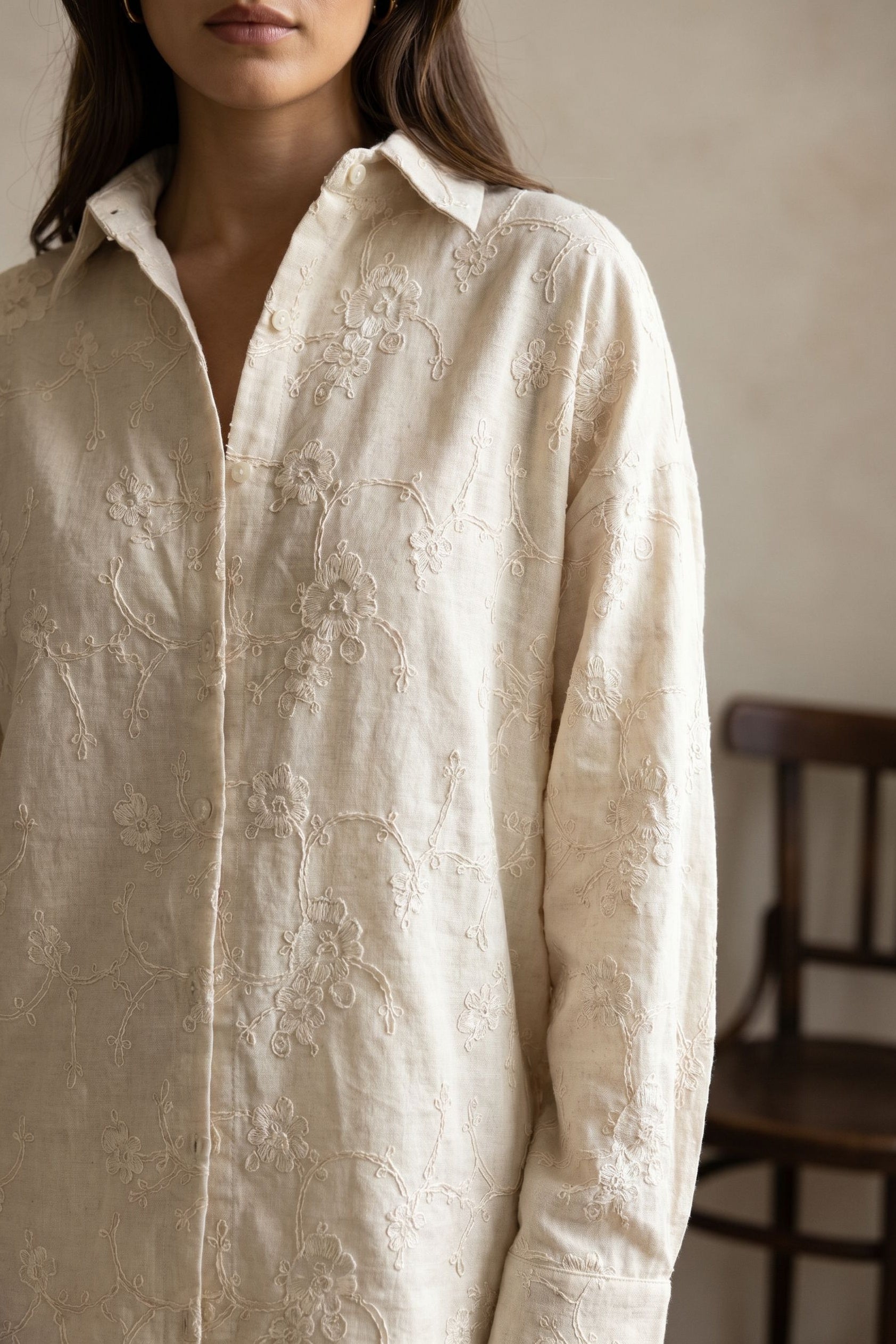 chemise oversize brodee beige en coton image 10