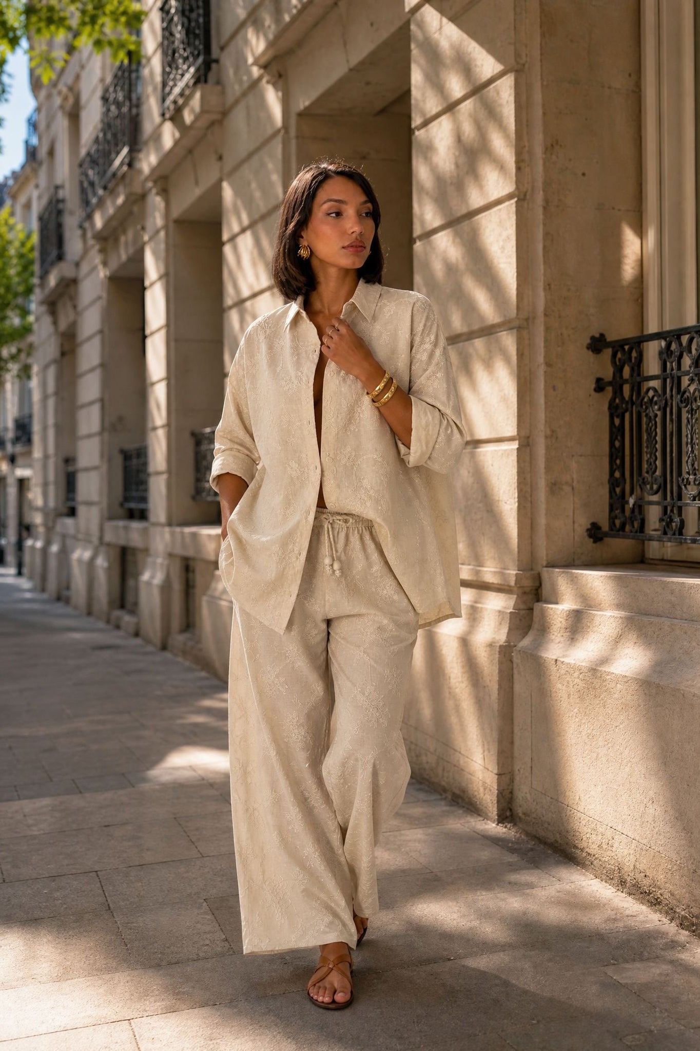 Chemise beige en coton brodé