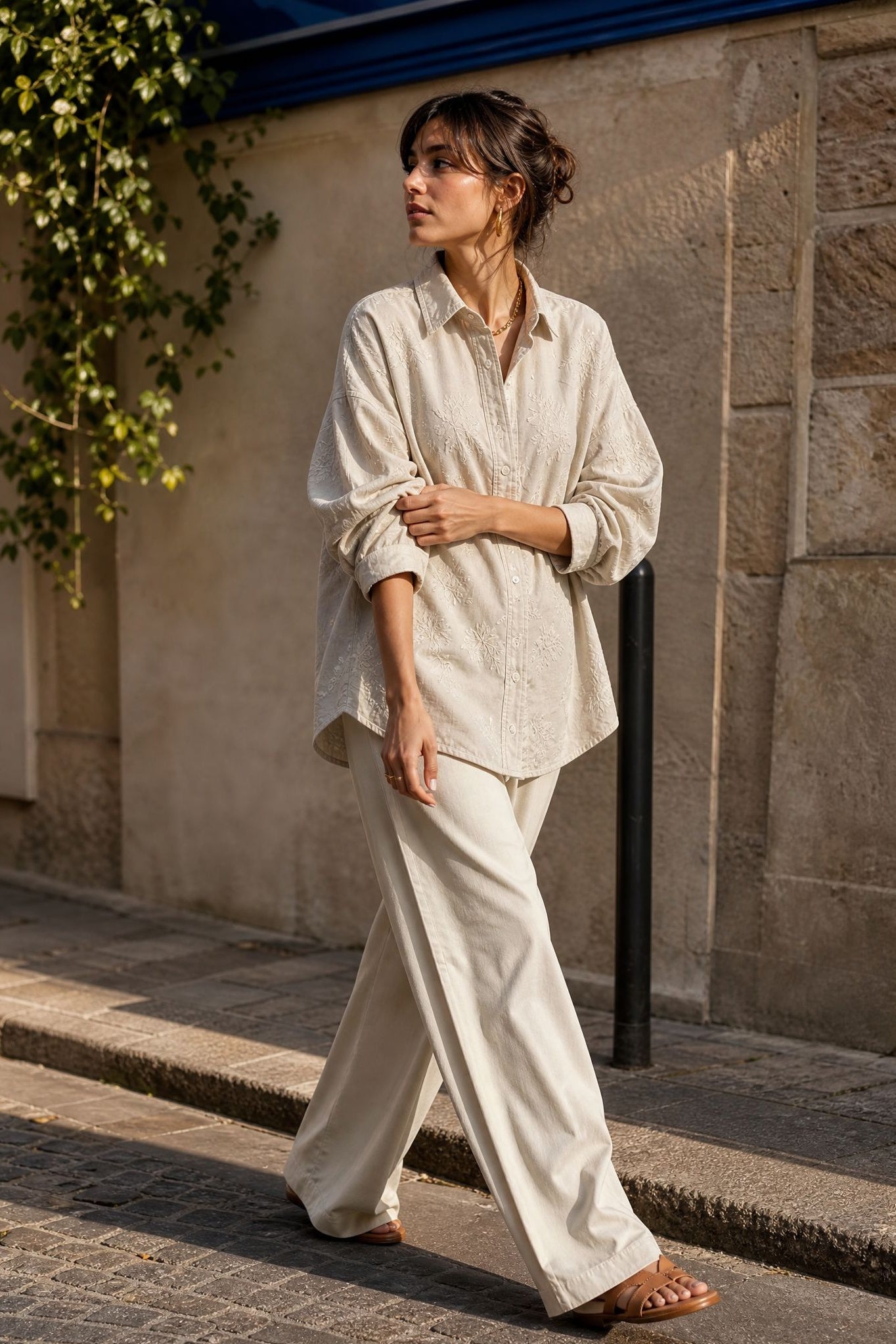 Chemise beige en coton brodé