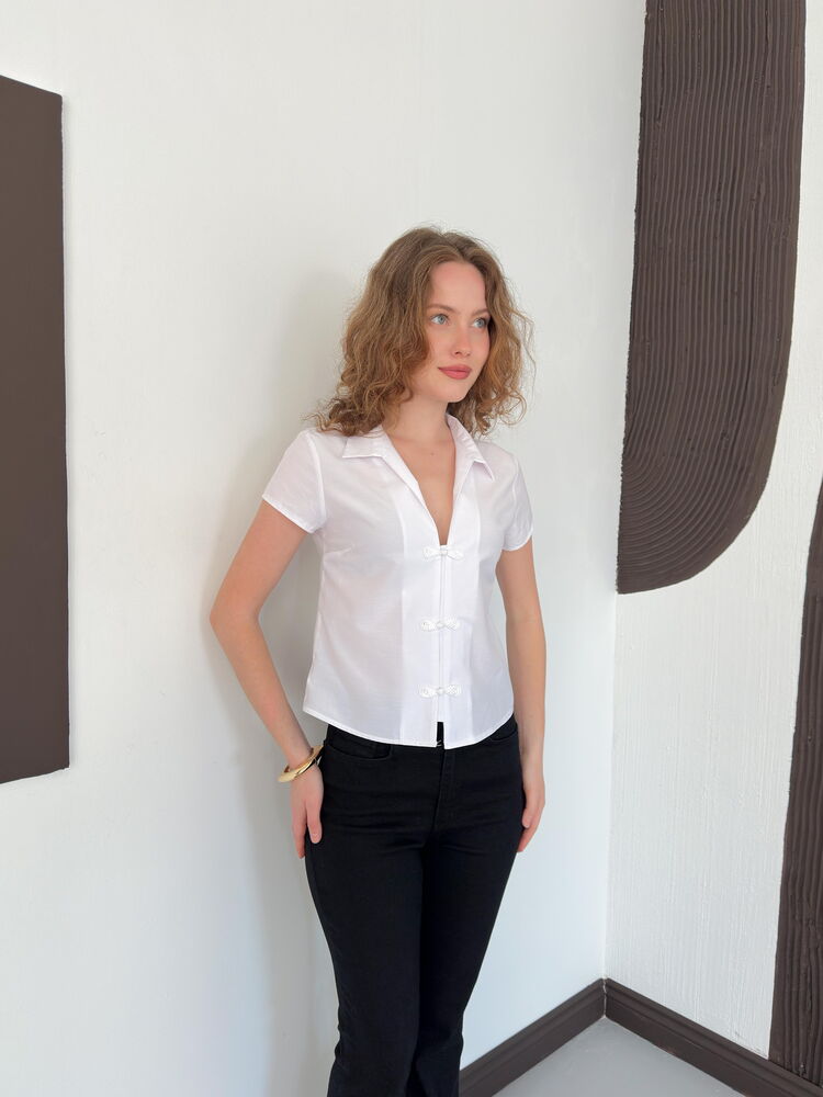 chemise blanche a brandebourgs col en v image 2