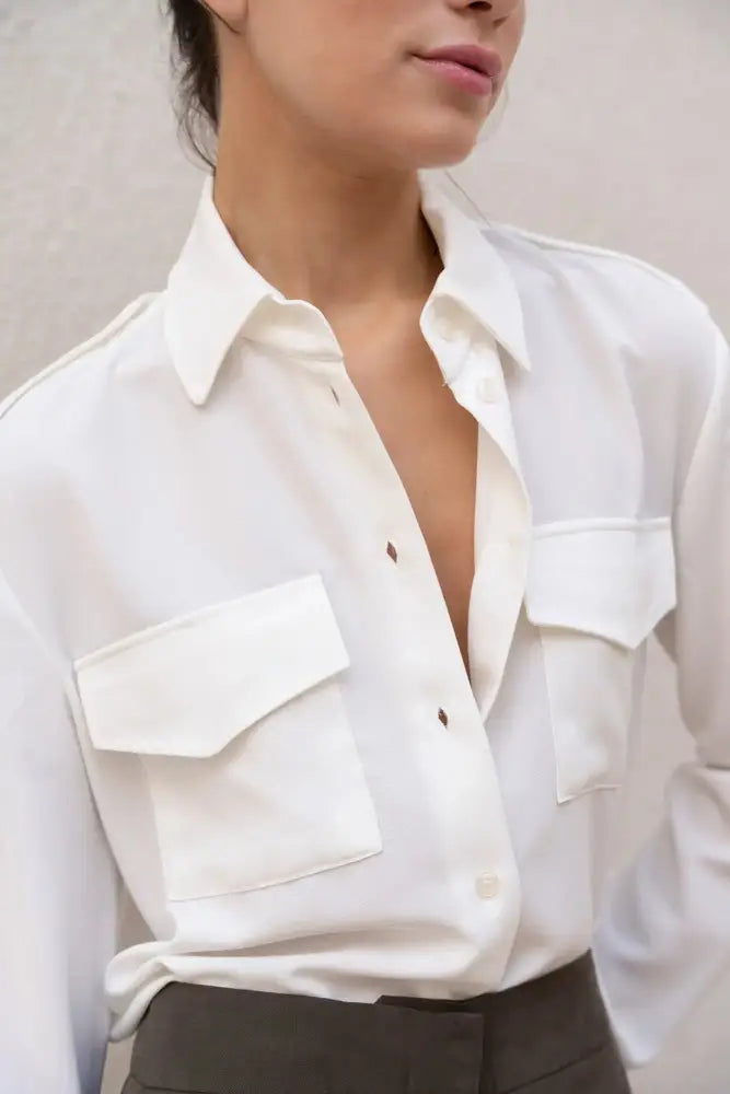 Chemise blanche en soie à poches avec boutons, élégante et sophistiquée