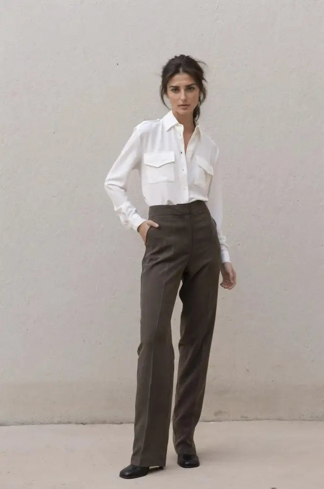Chemise blanche en soie à poches portée par une femme, style élégant et sophistiqué