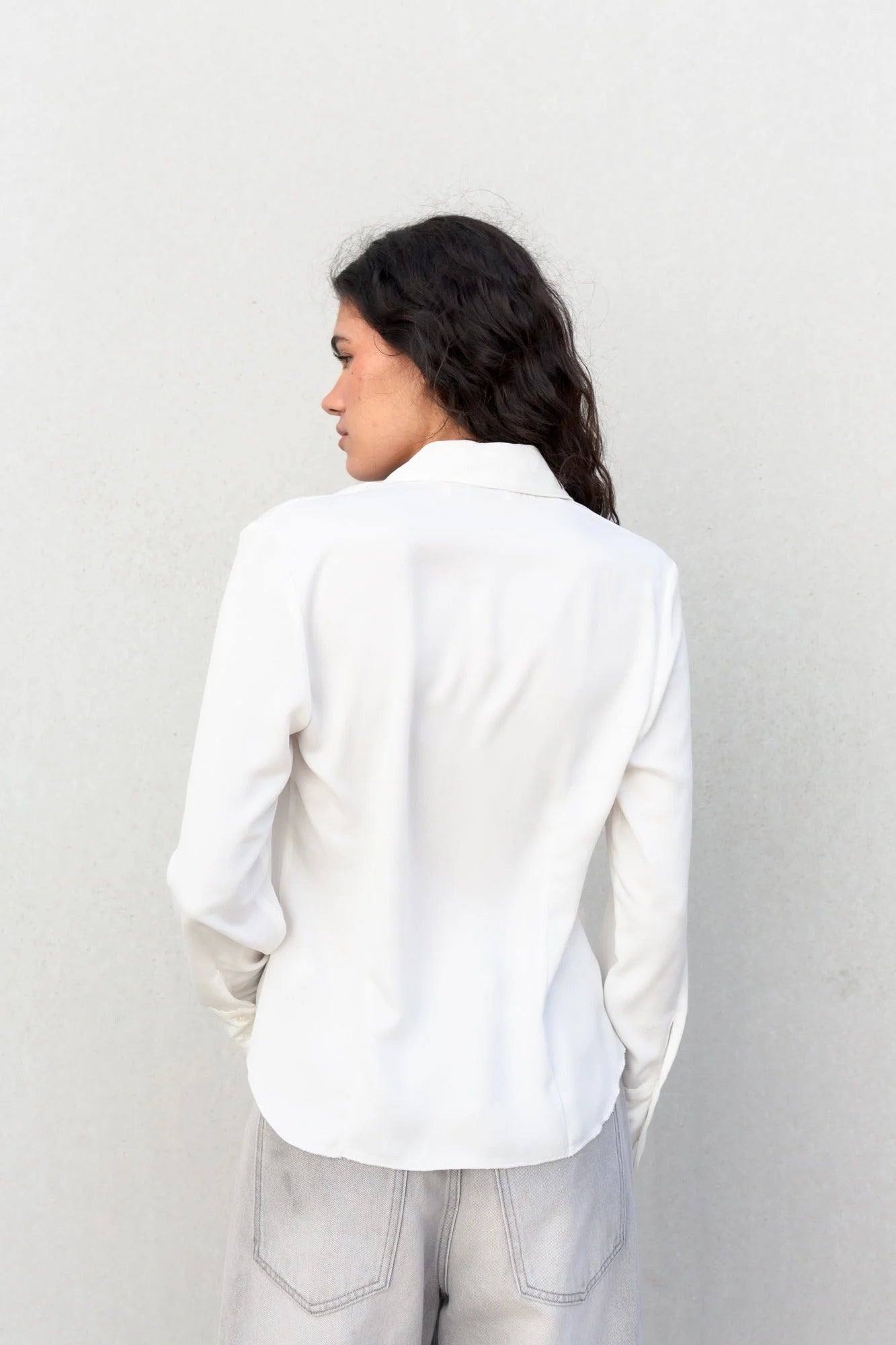 Chemise blanche ajustée à pinces pour femme avec manches longues et jeans clair