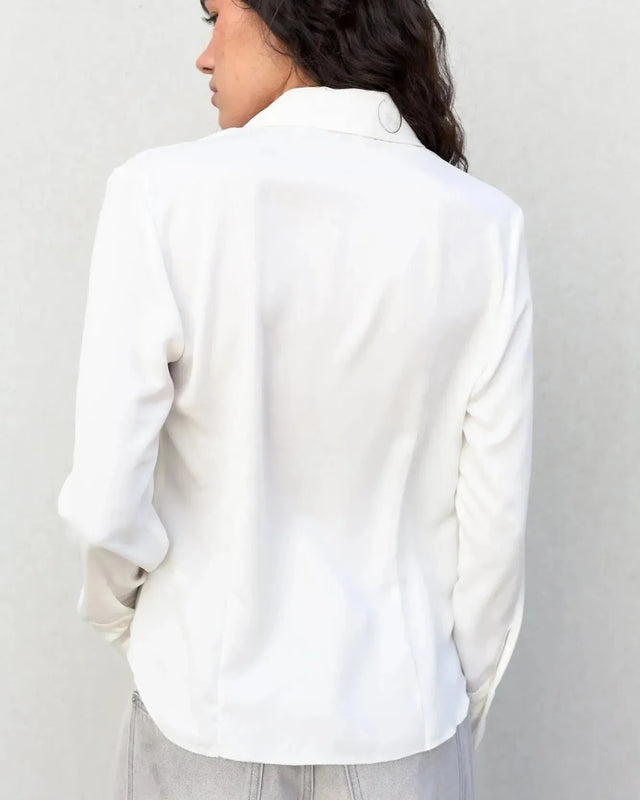 Vue arrière et côté d'une chemise blanche femme grand col ajustée, idéale pour toutes occasions.