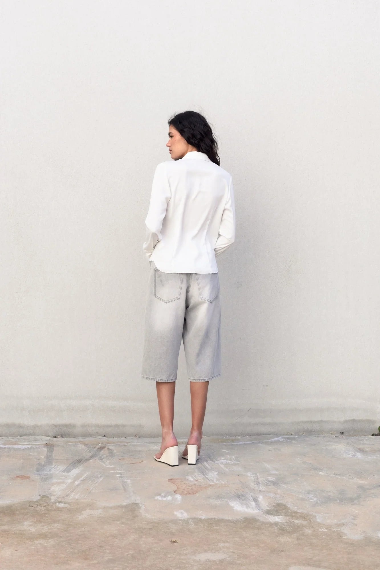 Chemise blanche ajustée à pinces femme avec shorts gris et mules à talons blocs
