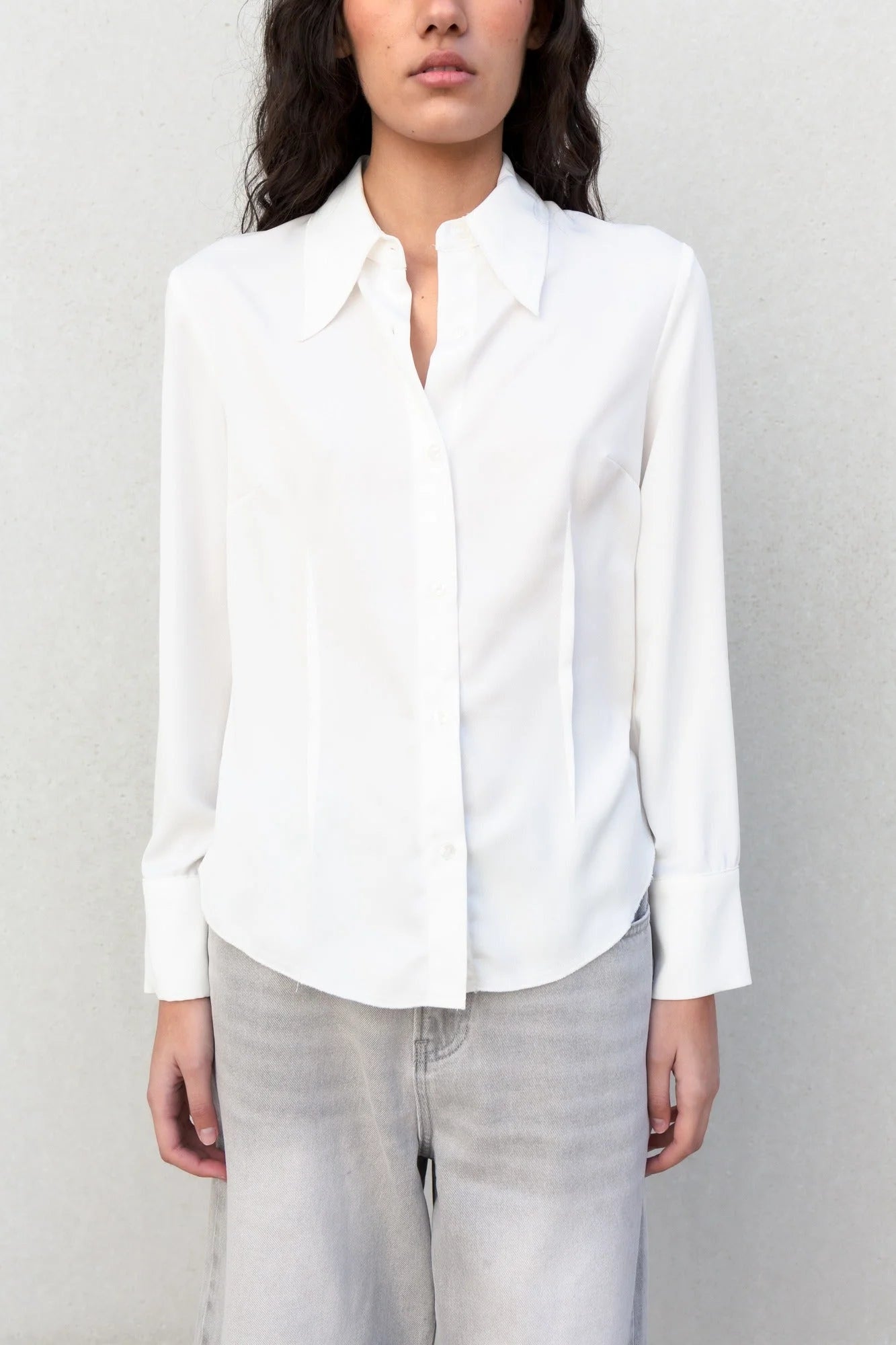 Chemise blanche femme ajustée à pinces avec col pointu, élégante et classique