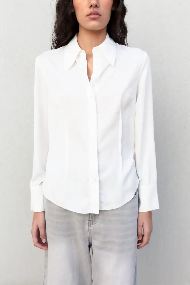 Chemise blanche femme ajustée à pinces avec col pointu, élégante et classique