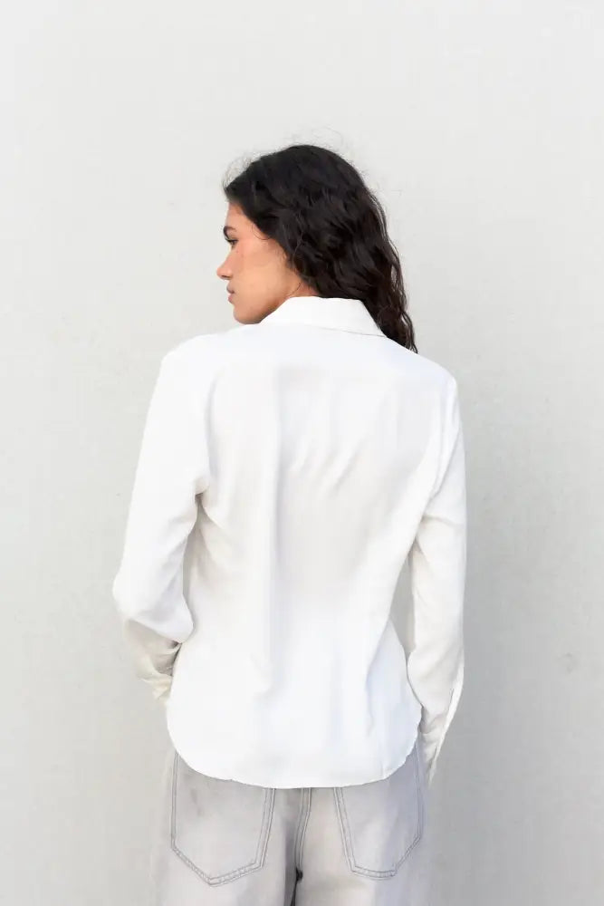 Chemise blanche ajustée à pinces pour femme avec manches longues et jeans clair