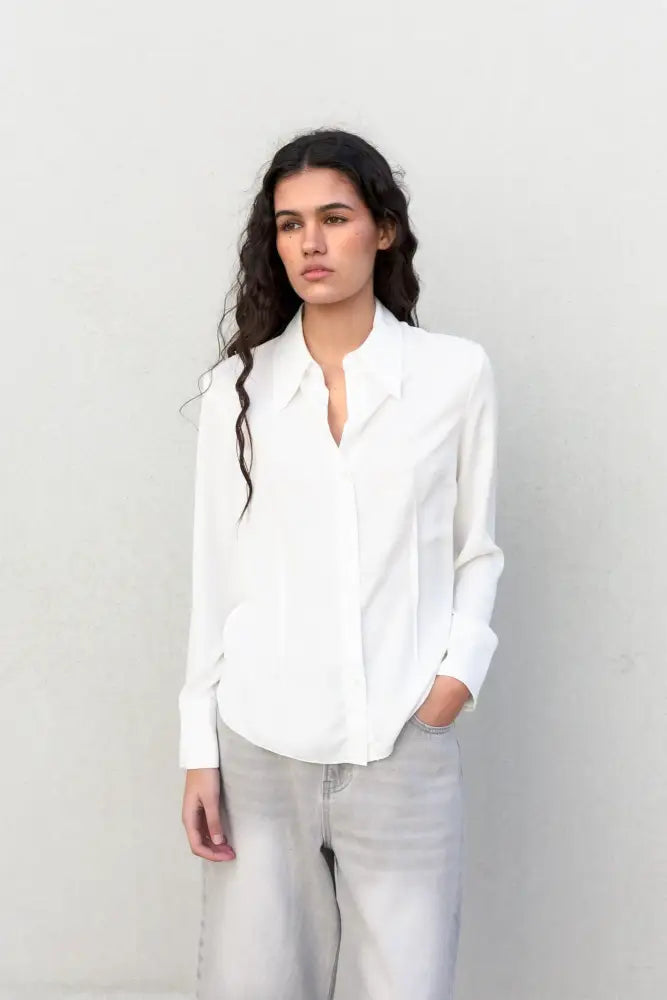 Chemise blanche femme ajustée à pinces avec col bouton et manches longues