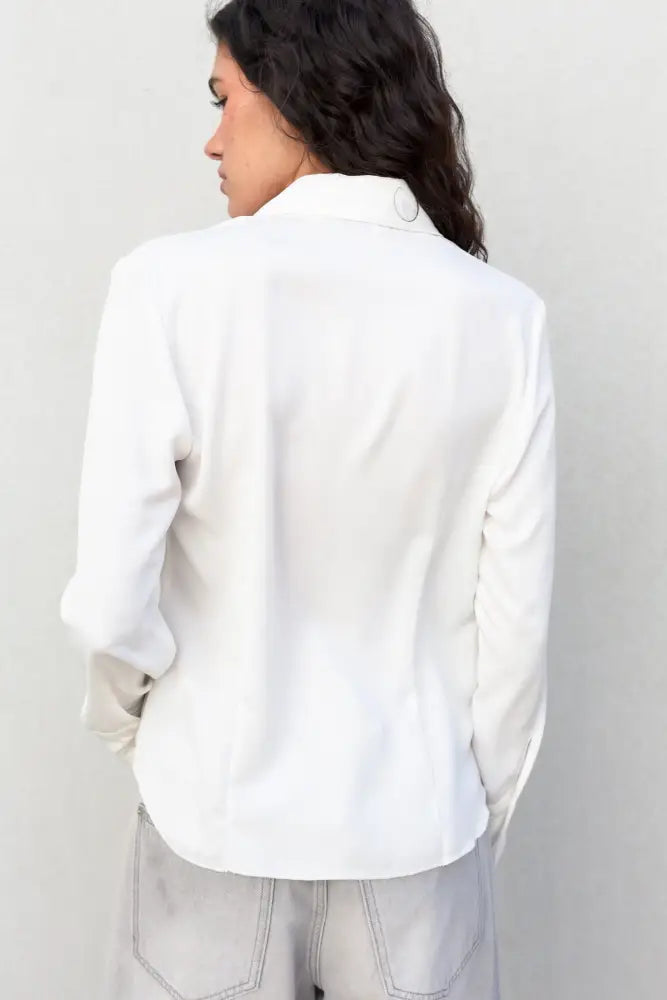 Chemise blanche ajustée à pinces pour femme avec col à bouton au dos