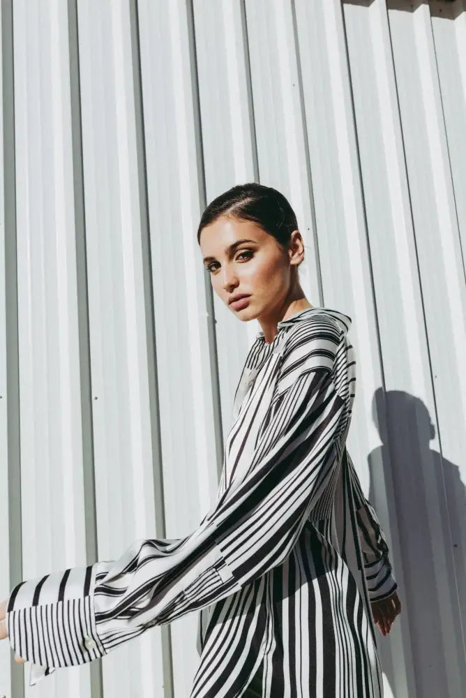 Femme portant une chemise imprimée rayures noire et blanche, style casual élégante