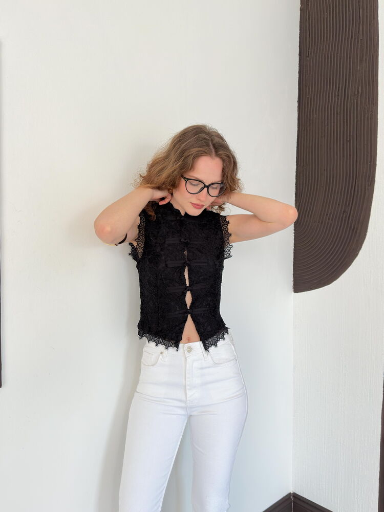 top13809 chemise noire slim sans manches a col montant et longueur raccourcie image 2