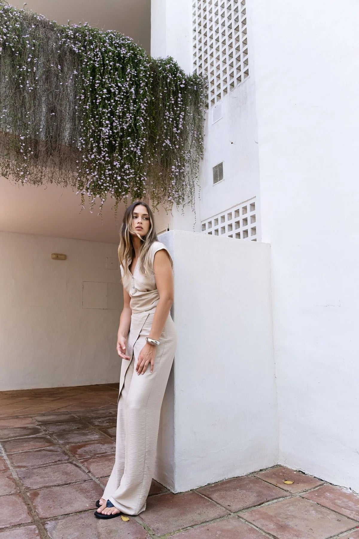 Haut croisé élégant – Col V – Beige sable – Rayonne Sapiato