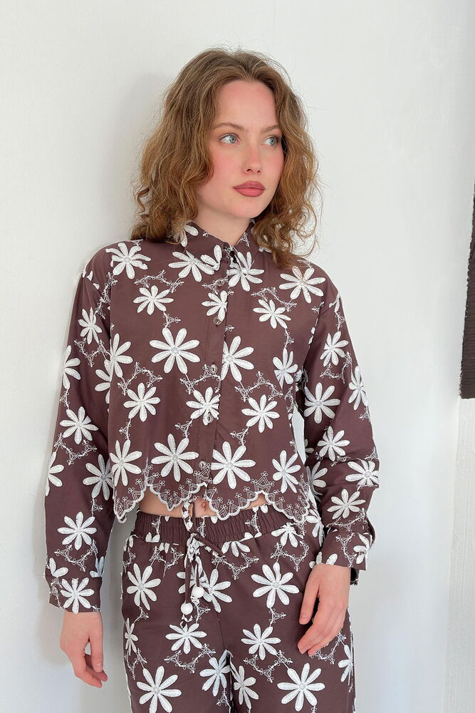 top13802 chemise decontractee brune fleurie avec encolure echancree image 1