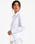chemise blanche vue de profil