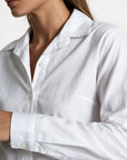 détail col chemise blanche