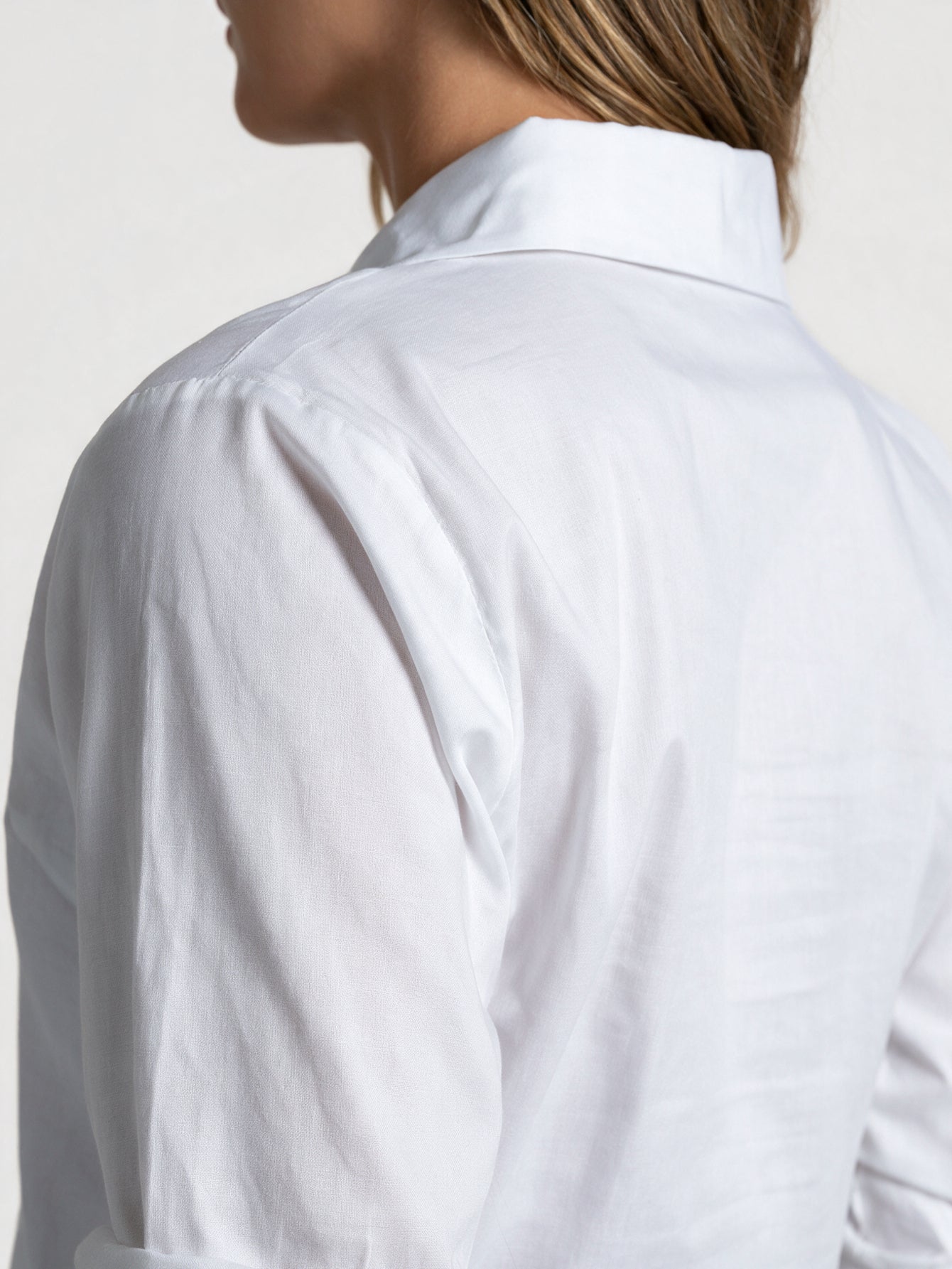 détail dos chemise blanche