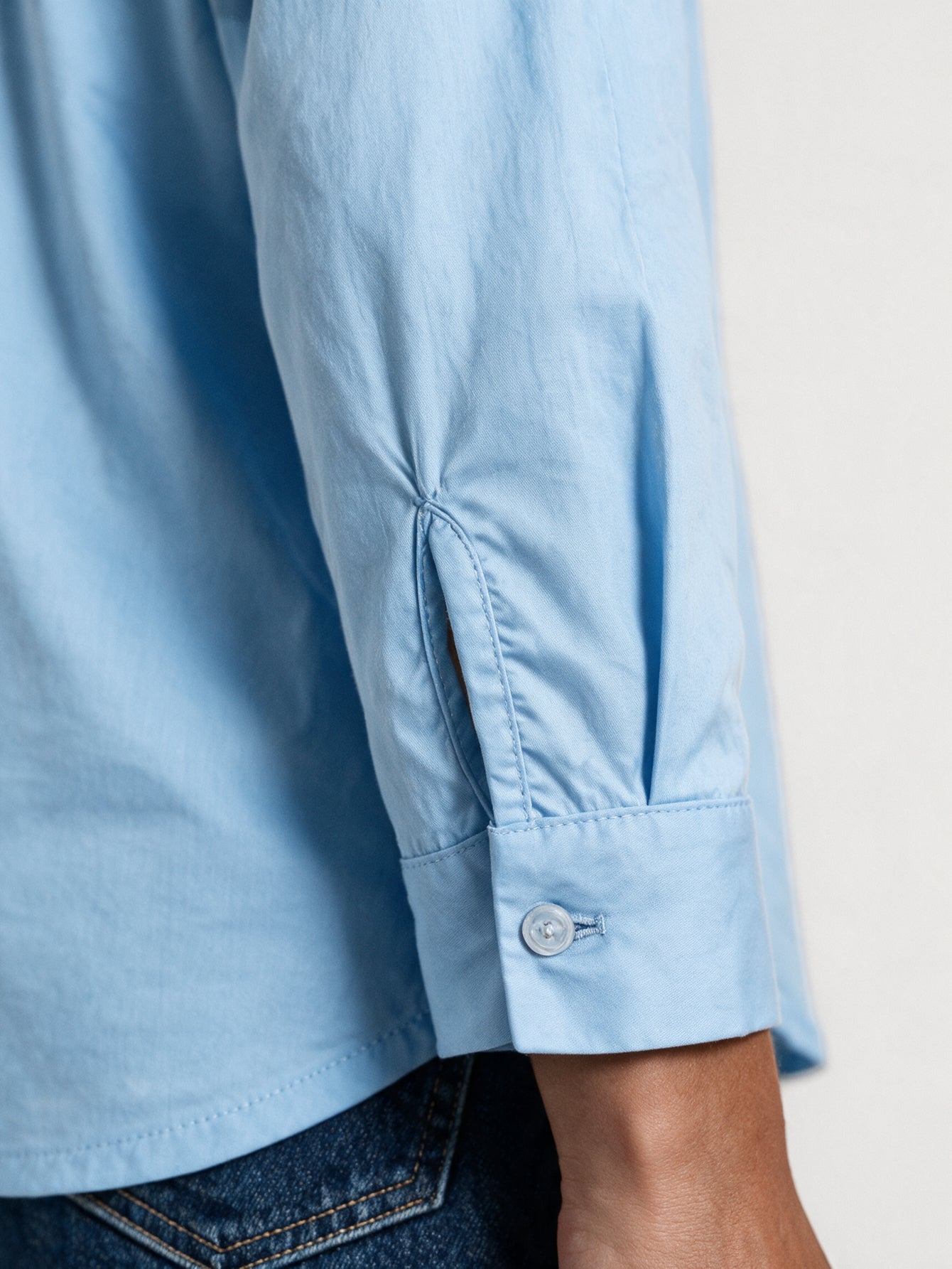 poignet de chemise bleu ciel bouton
