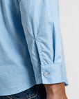poignet de chemise bleu ciel bouton