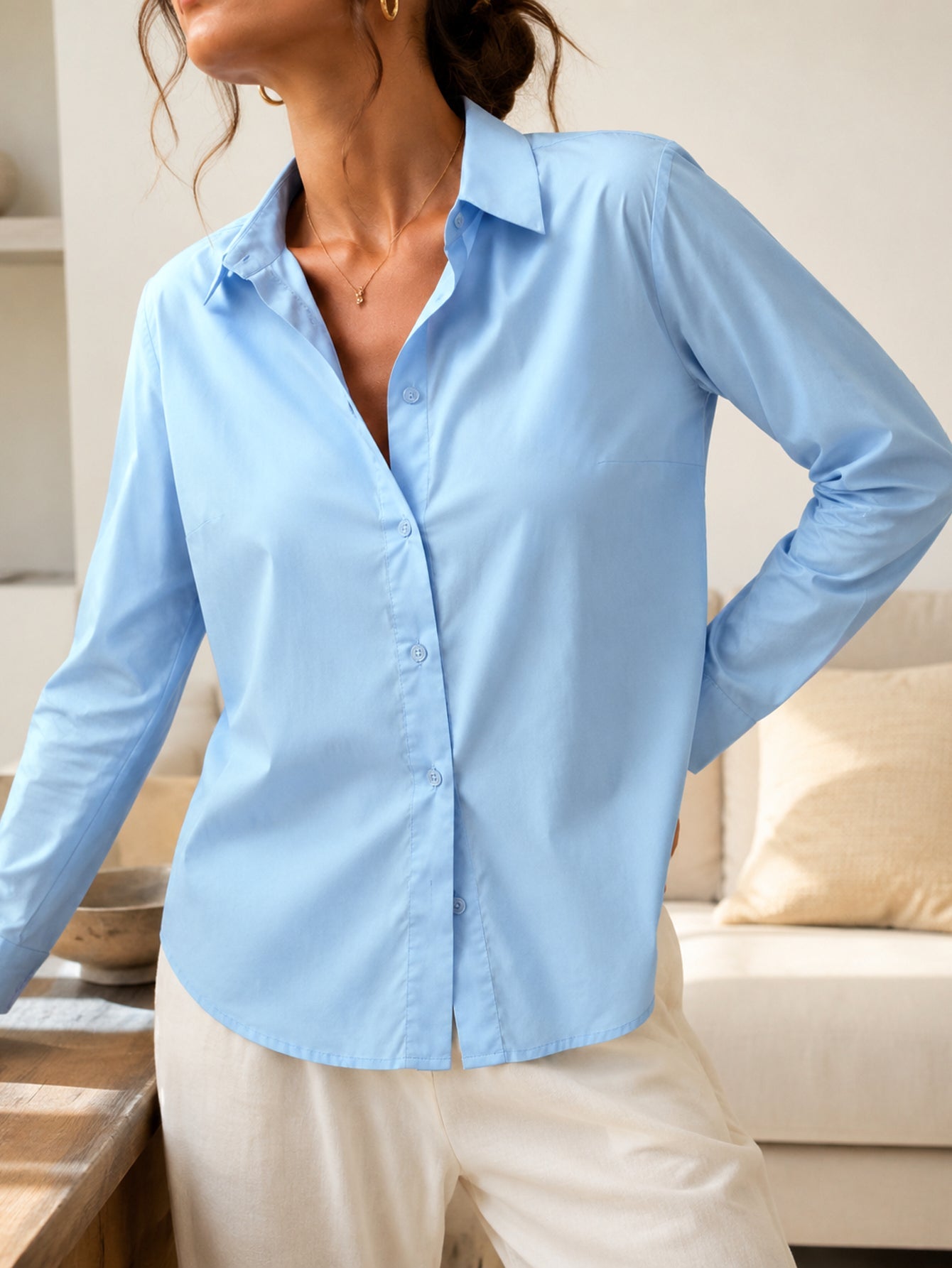 détail boutonnière chemise bleu ciel