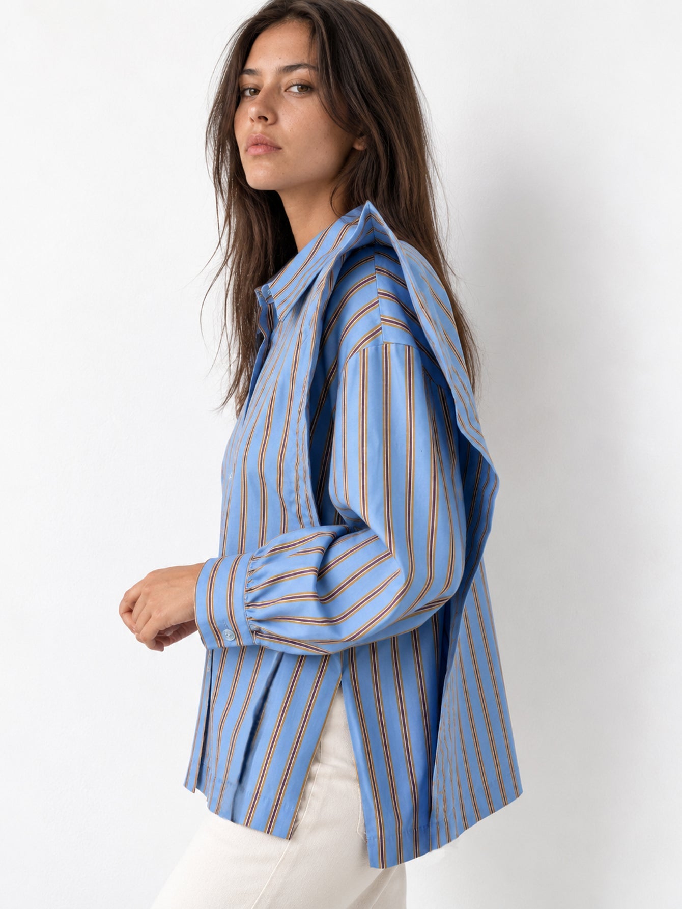 Chemise rayée bleue de profil