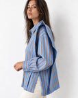 Chemise rayée bleue de profil