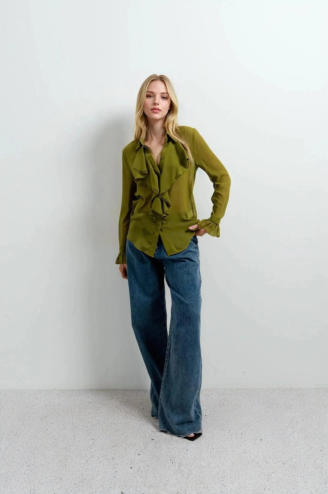 Chemise femme à volants chic en mousseline verte avec pantalon large bleu