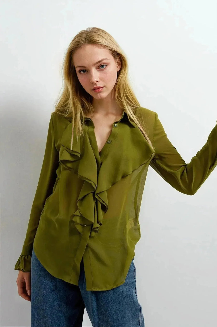 Chemise Femme à Volants Chic Vert Olive, un chemisier à volants femme élégant porté par un modèle devant un fond neutre.