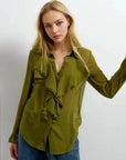 Chemise Femme à Volants Chic Vert Olive, un chemisier à volants femme élégant porté par un modèle devant un fond neutre.