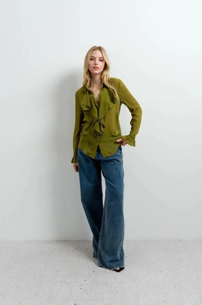 Chemise femme à volants chic en mousseline verte avec pantalon large bleu