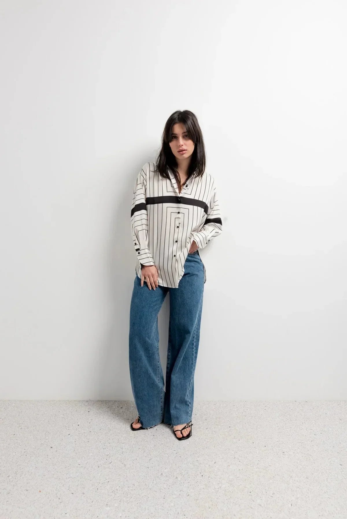 Chemise Femme Imprimée à Rayures Noires avec bandes horizontales sur la poitrine et les bras