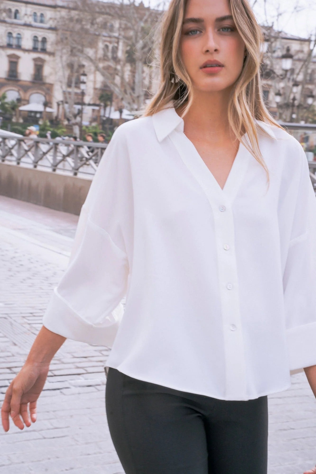 Chemise blanche fluide oversize à manches longues et dos fendu, style élégant et confortable