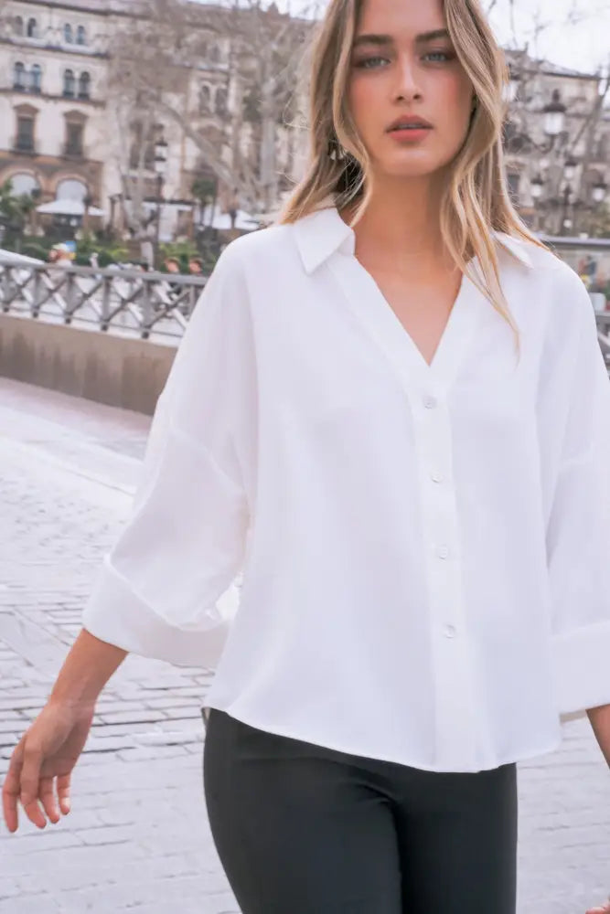 Chemise blanche fluide oversize à manches longues et dos fendu, style élégant et confortable