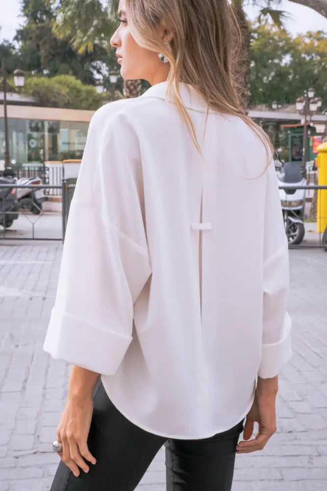 Chemise blanche fluide oversize à manches larges et dos fendu pour femme
