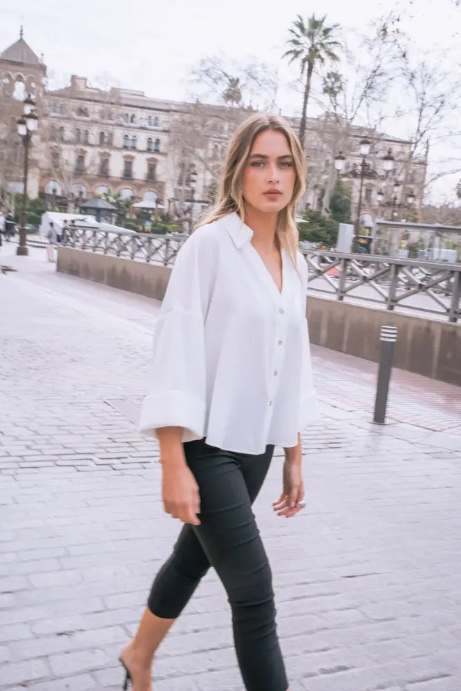 Chemise blanche fluide oversize à manches larges et dos fendu, look élégant femme