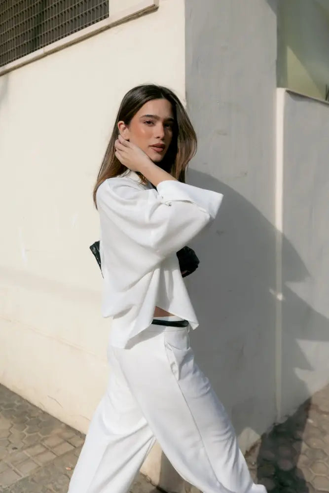 Chemise blanche fluide oversize à manches larges et dos fendu pour femme
