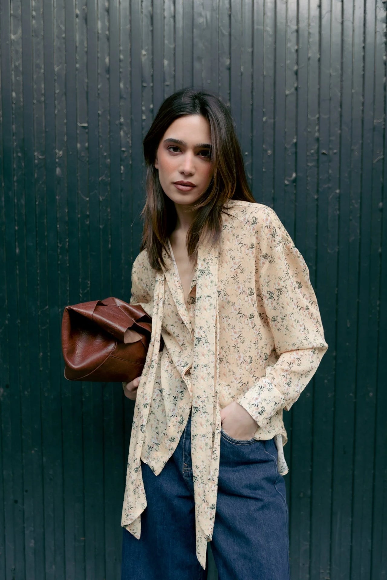 Chemise fluide bohème chic avec blouse florale et tenue plus, sac en cuir tressé