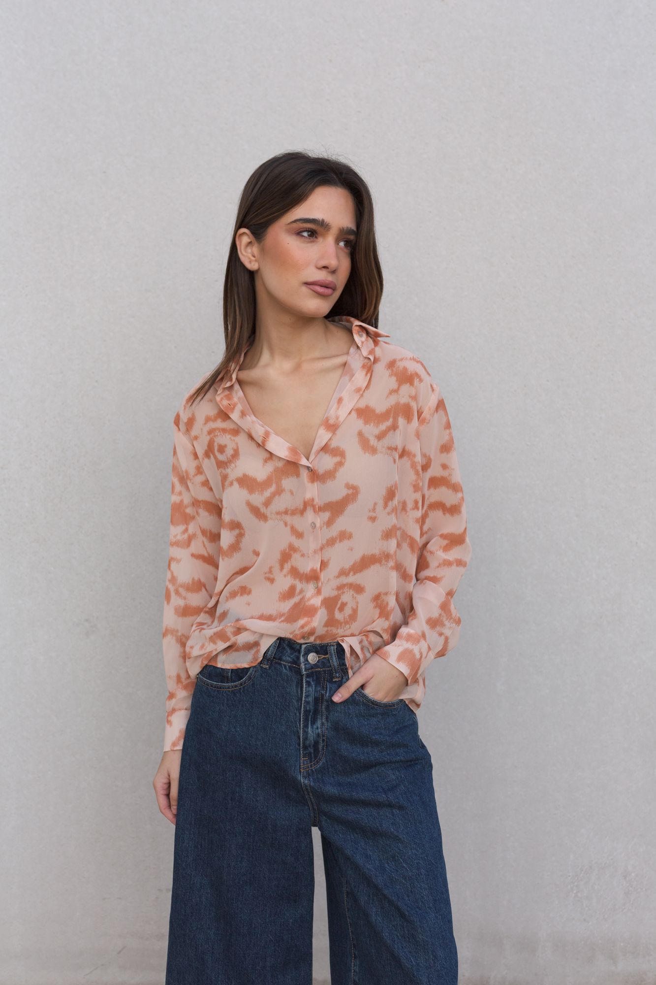 Chemise imprimée corail encolure en V boutonnée