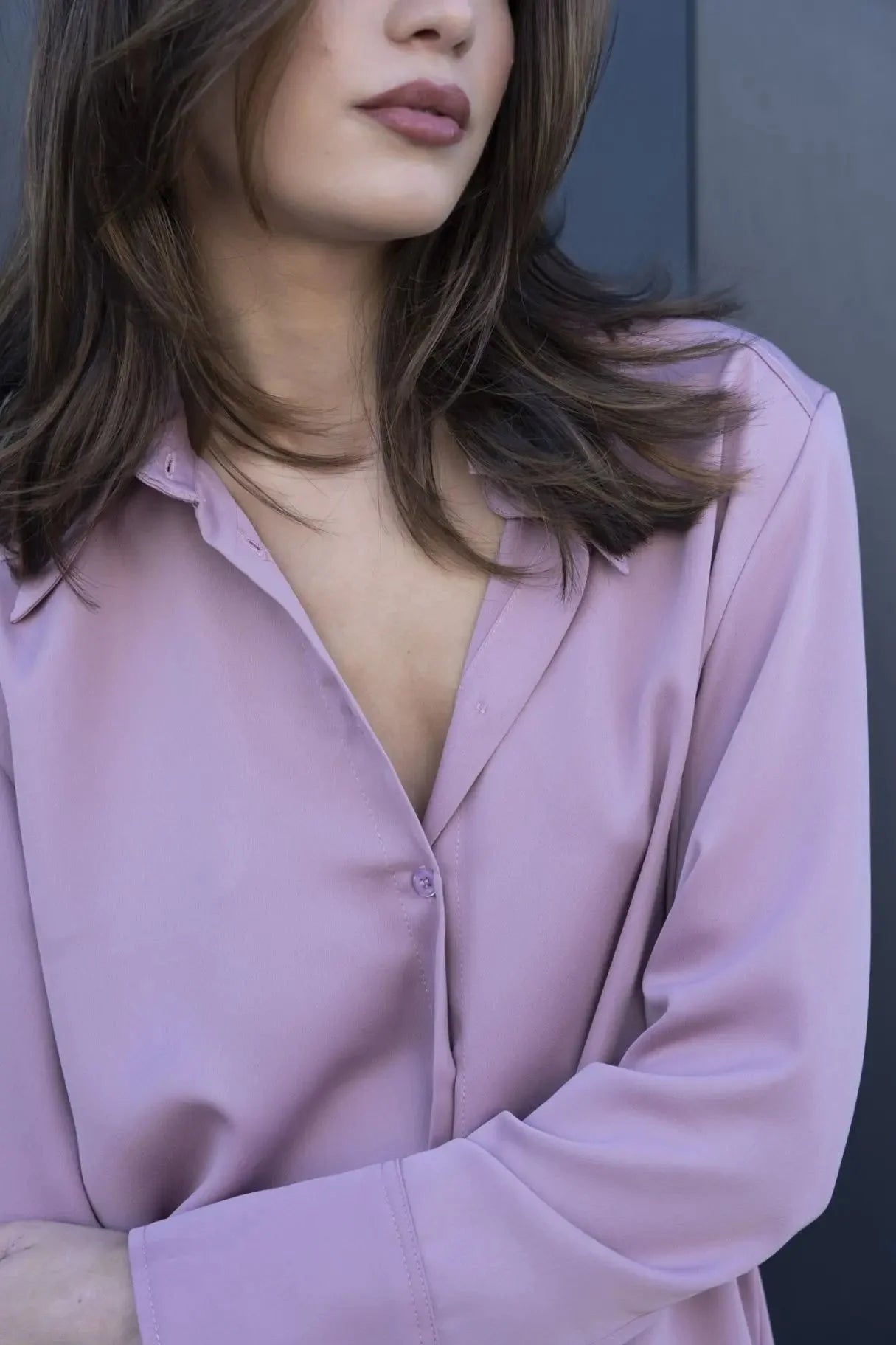 Modèle en tenue moderne avec la chemise fluide femme lilas à col pointu, vue détaillée sur son design soigné.