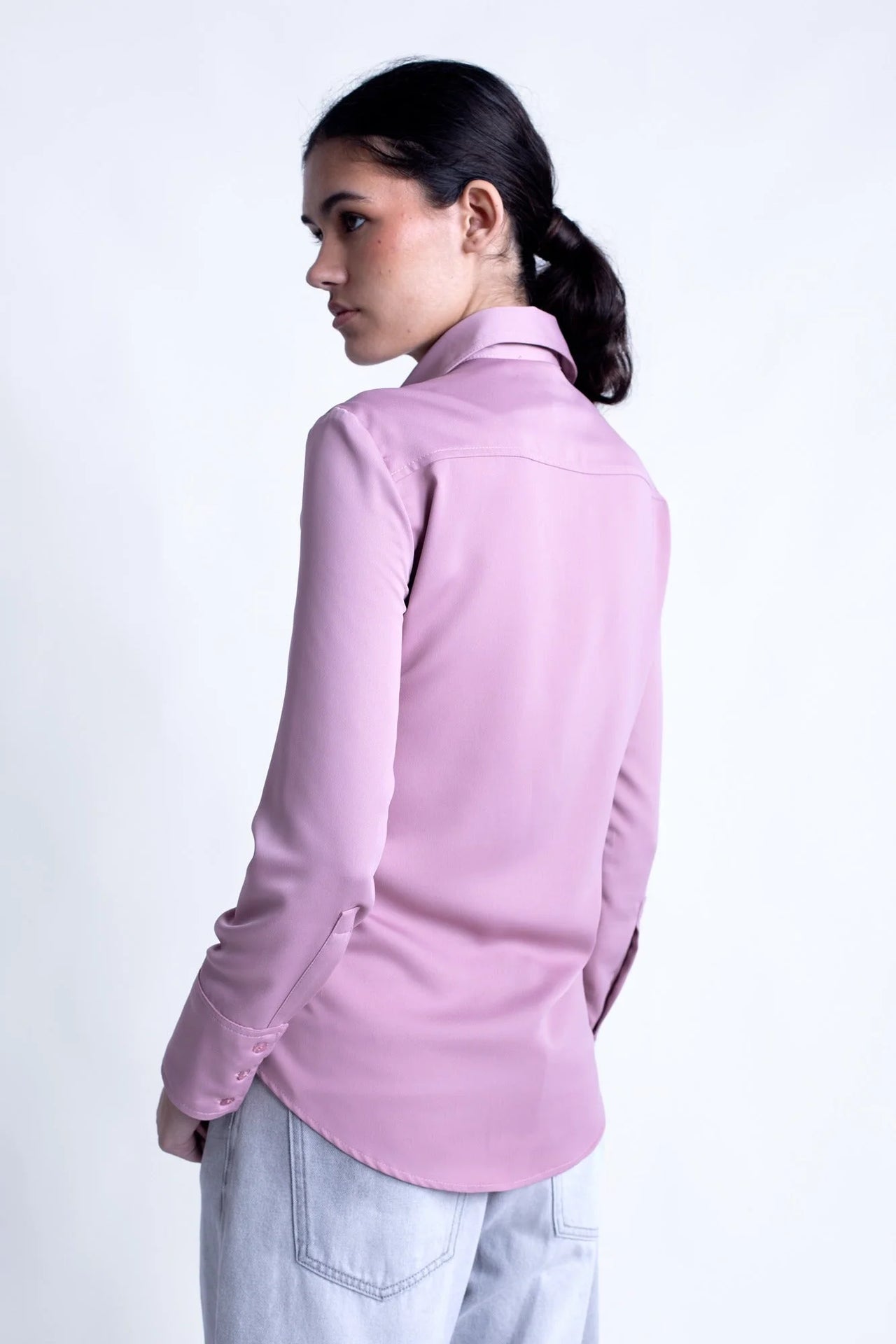 Vue arrière de la chemise fluide femme lilas à col pointu, mettant en avant son design soigné et moderne.
