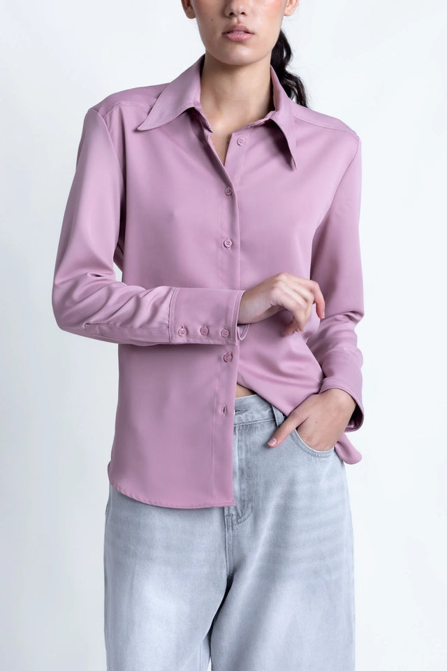 Chemise fluide femme lilas à col pointu portée par un modèle, élégante et confortable pour un look décontracté.