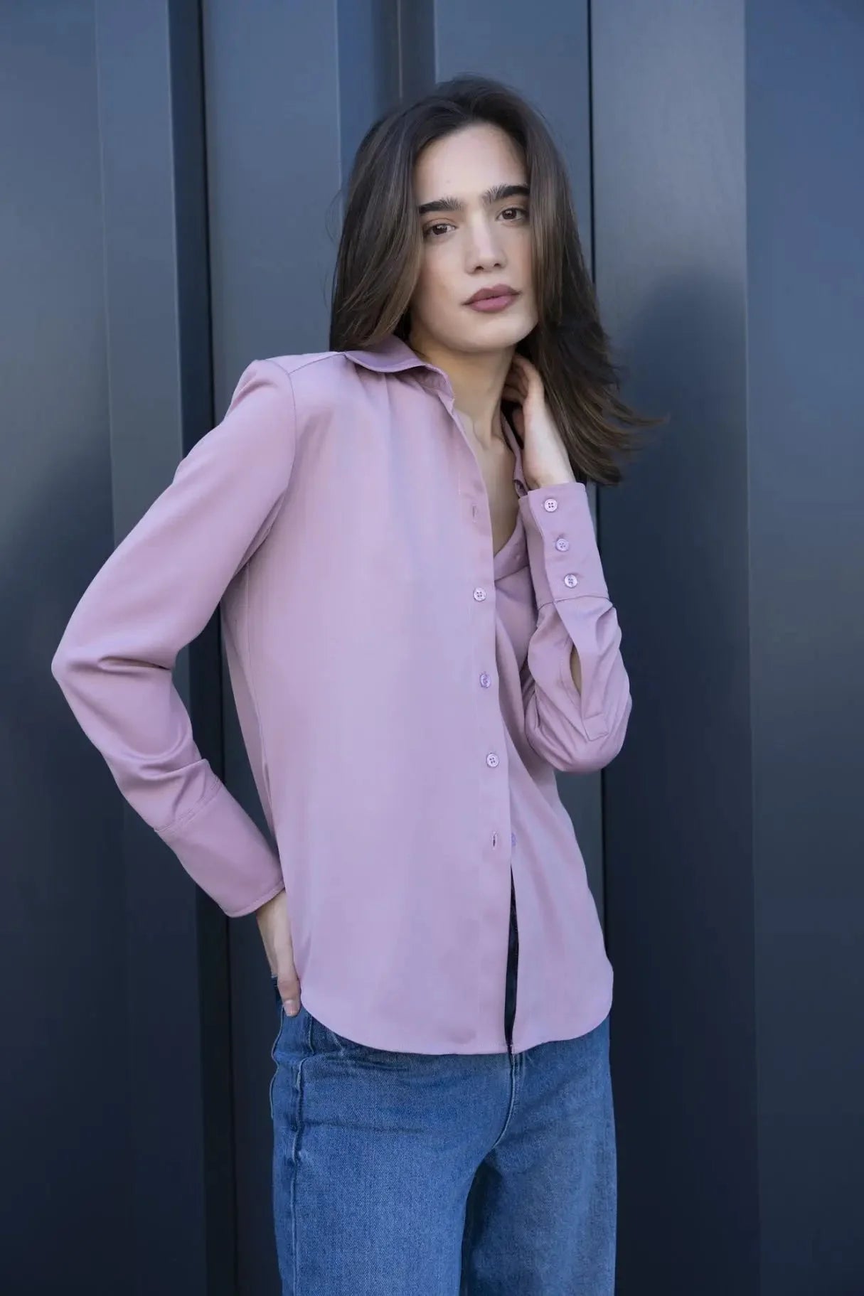 Gros plan sur la chemise fluide femme lilas à col pointu, mettant en avant son tissu léger et son élégance.