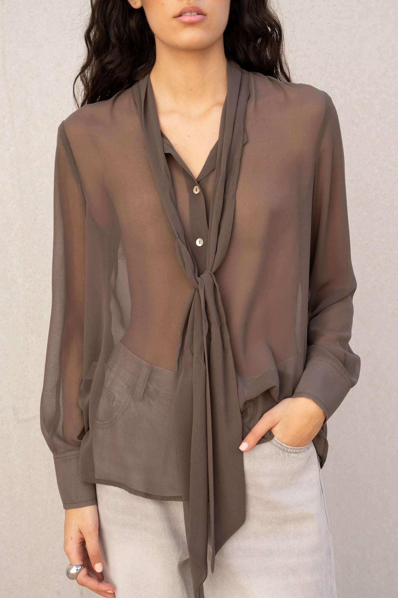 Chemise fluide marron femme col lavallière vue face