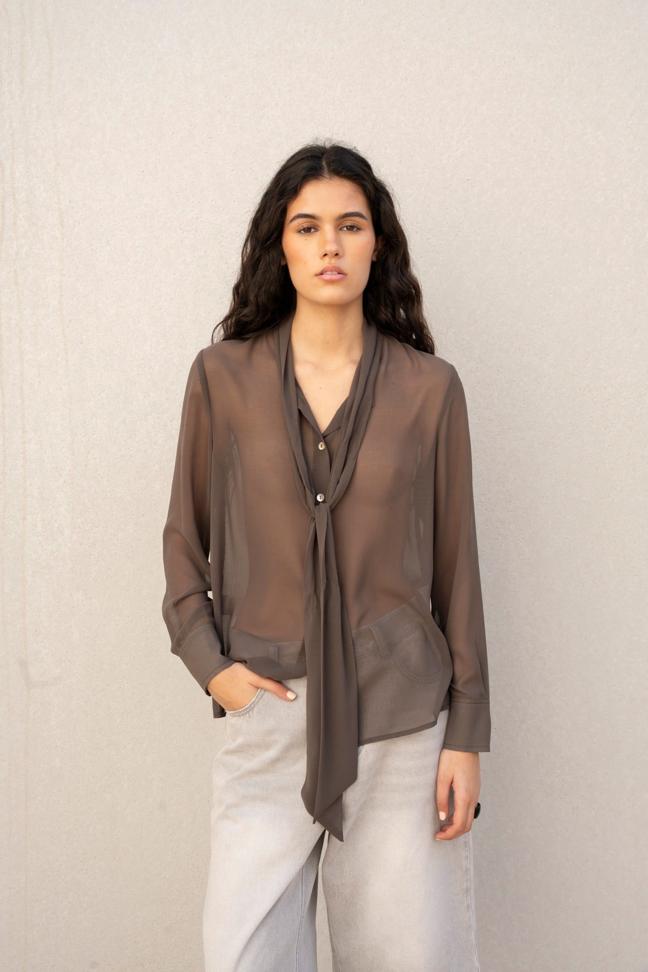 Chemise fluide marron femme col lavallière vue face