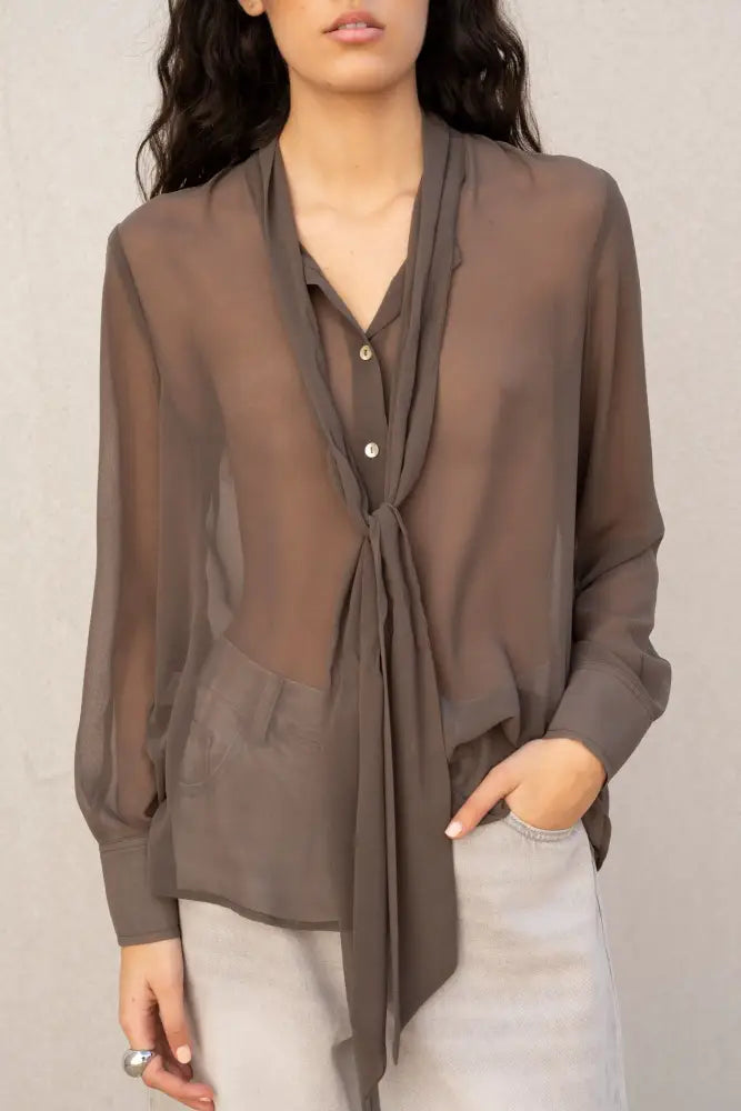Chemise fluide marron transparente avec col lavallière et manches longues