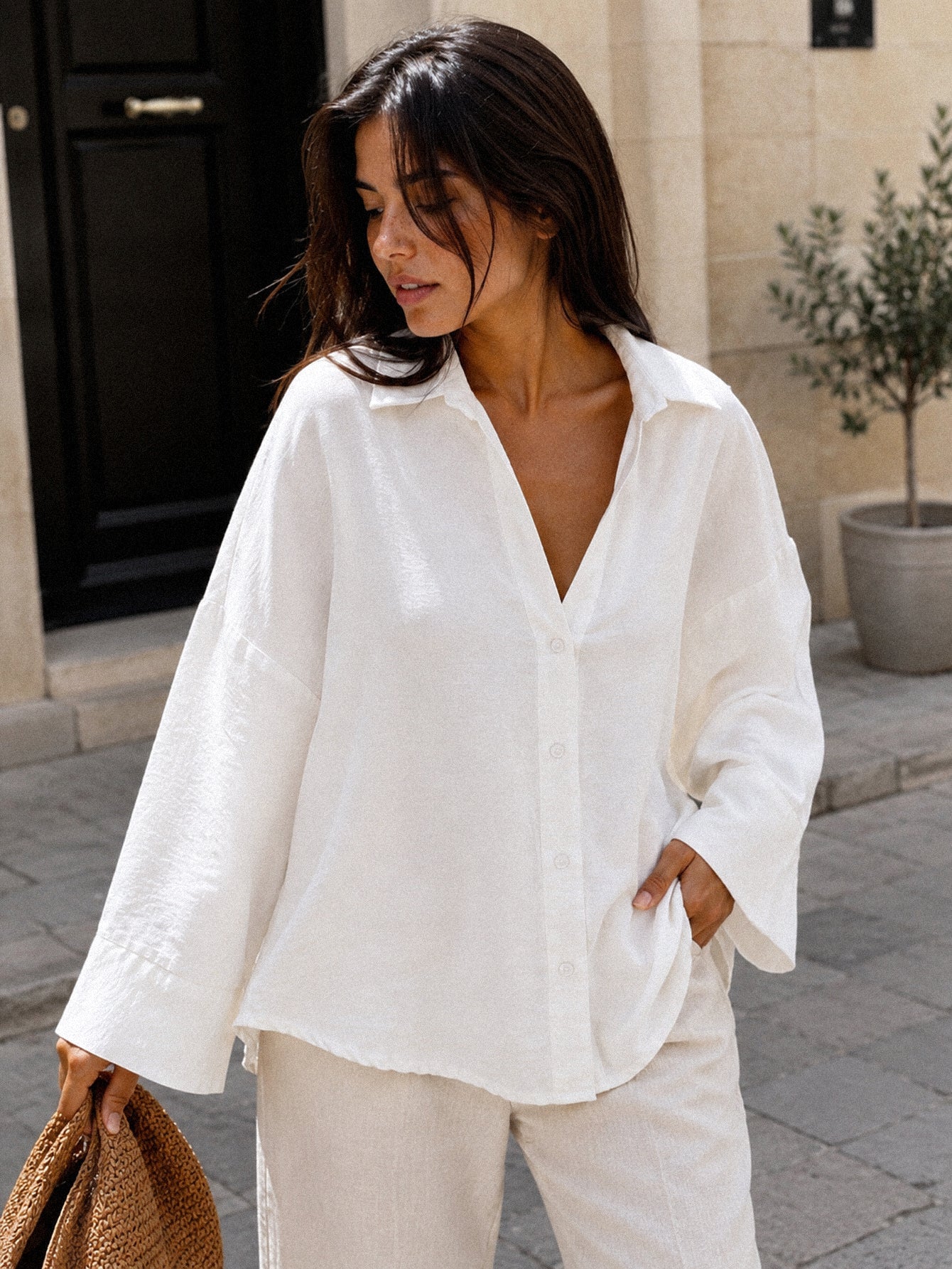 chemise fluide blanche en extérieur