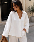 chemise fluide blanche en extérieur