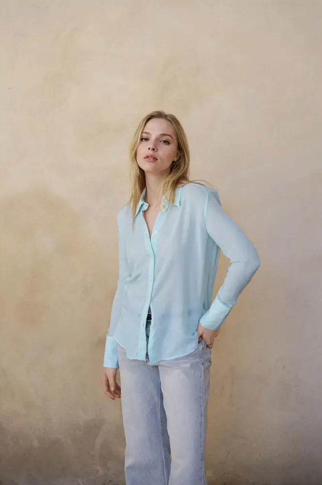 Jeune femme portant une chemise fluide transparente boutonnée pour femme en jean clair