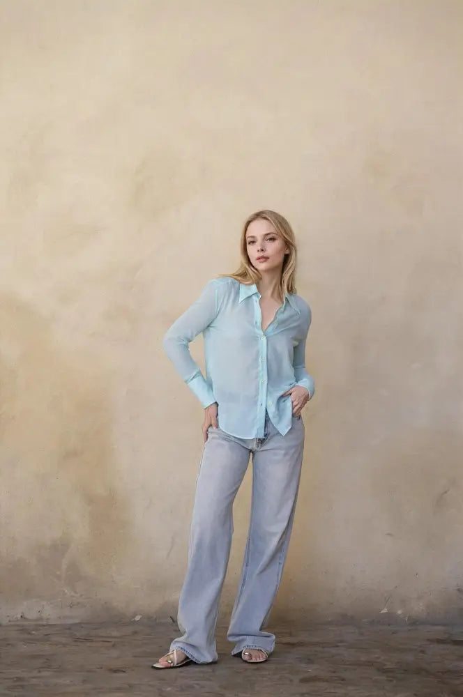 Femme portant une chemise fluide transparente boutonnée pour femme en bleu clair