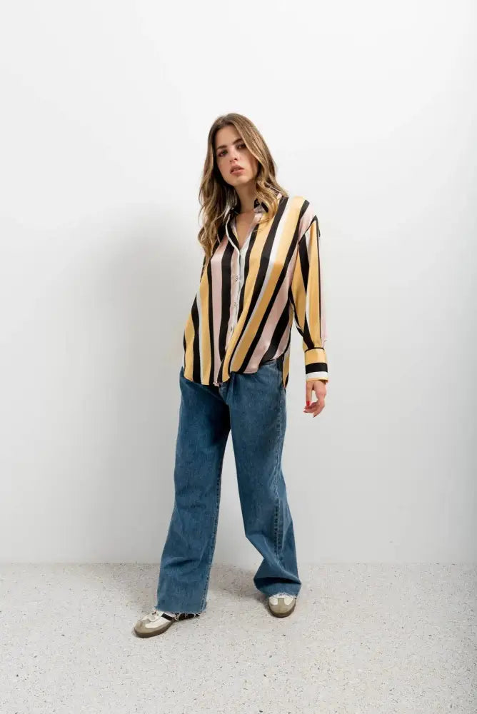 Chemise imprimée animal à rayures diagonales portée avec jeans et chaussures métalliques